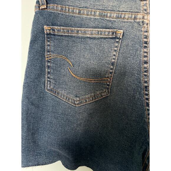 Levi Strauss NWT High-Rise 3” comfort stretch Vintage Inspired shorts Size 8 - Picture 3 of 13